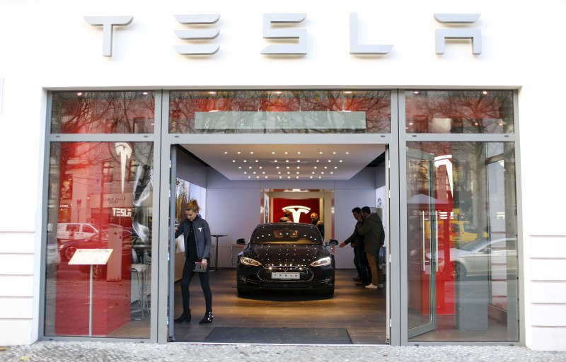 Tesla : Analysts at Jefferies, Piper Sandler scrutinize 2024 gross sales topple